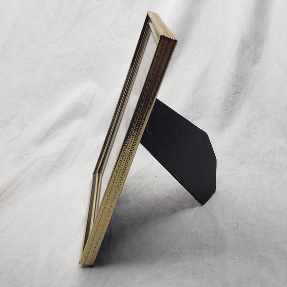 1981 Gold Metal Glass Front Picture Frame 5 x 7 - Picture 4 of 4